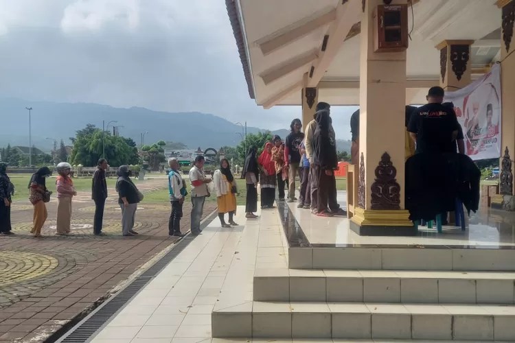 Tunjukkan Kepedulian, Relawan Ganjar-Mahfud Gelar Pasar Sembako Murah di Kab.&nbsp;Banjarnegara
