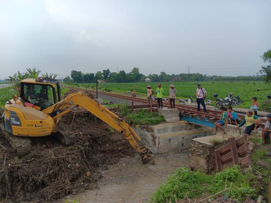 Antisipasi Longsor di Musim Hujan, KAI Daop 4 Tanam Rumput Akar Wangi di Sepanjang Jalur Kereta&nbsp;Api