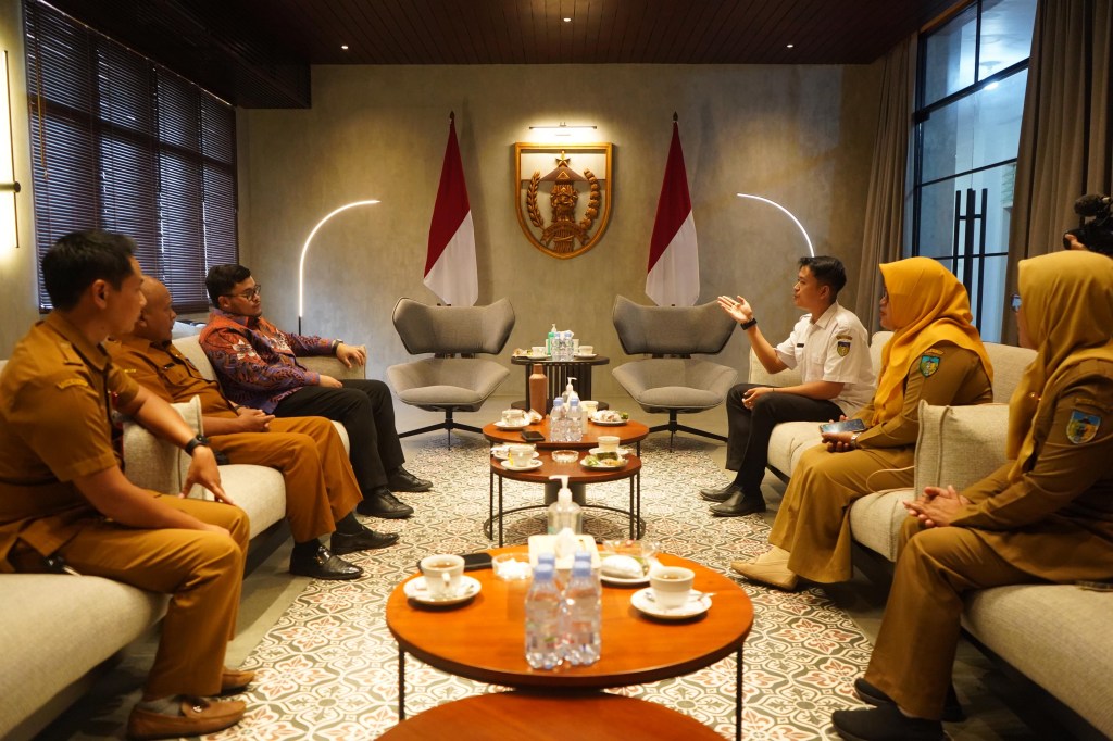 Mas Dhito Beri Apresiasi Guru Honorer Bergaji Rp200 Ribu yang Rela Belikan Alat Sekolah&nbsp;Siswa