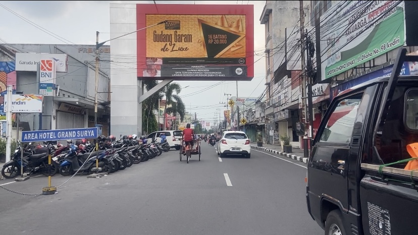 Belum Genap 10 Hari, Dishub Kota Kediri Cabut Larangan Parkir Mobil di Jalan&nbsp;Dhoho!