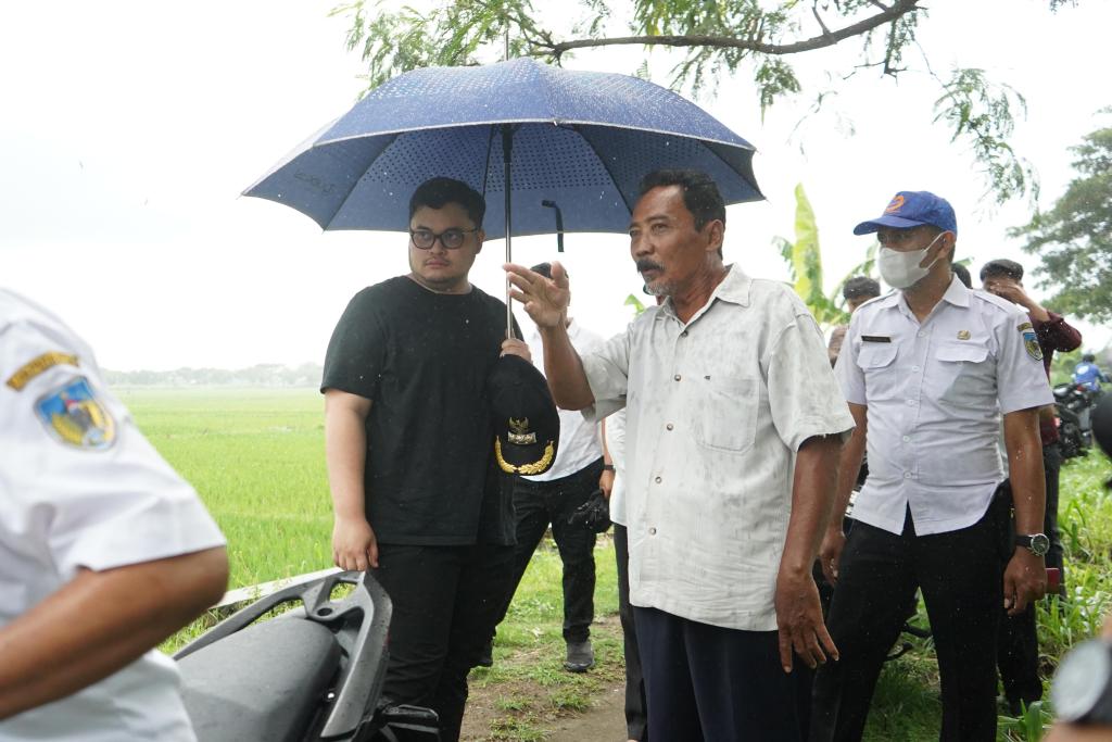 Hujan-hujanan Bupati Kediri Cek Aliran Sungai Dangkal di Kunjang, Rawan Meluap ke Sawah&nbsp;Warga