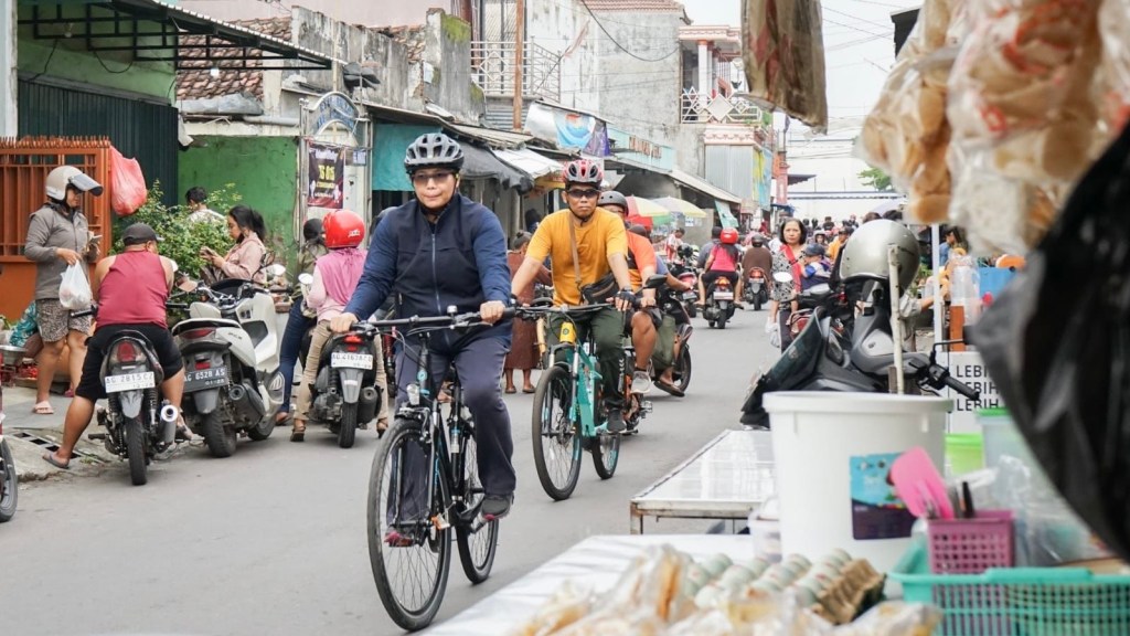 Naik Sepeda, Pj Wali Kota Kediri Zanariah Kunjungi TPS&nbsp;Unik