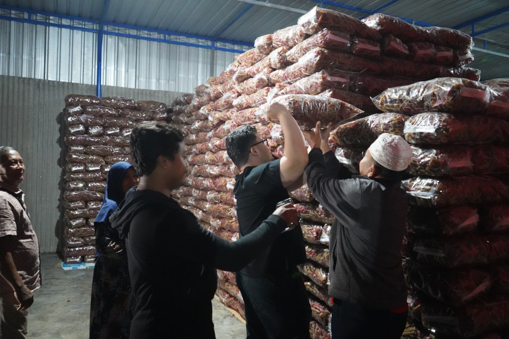 Kunjungi Pabrik Kerupuk di Desa Kras, Mas Dhito Dorong Pengurusan BPOM 