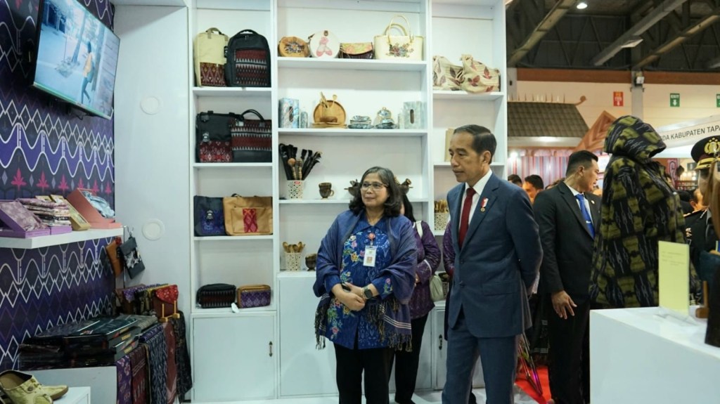 Presiden Jokowi Kunjungi Booth UMKM Kota Kediri di Inacraft&nbsp;2024