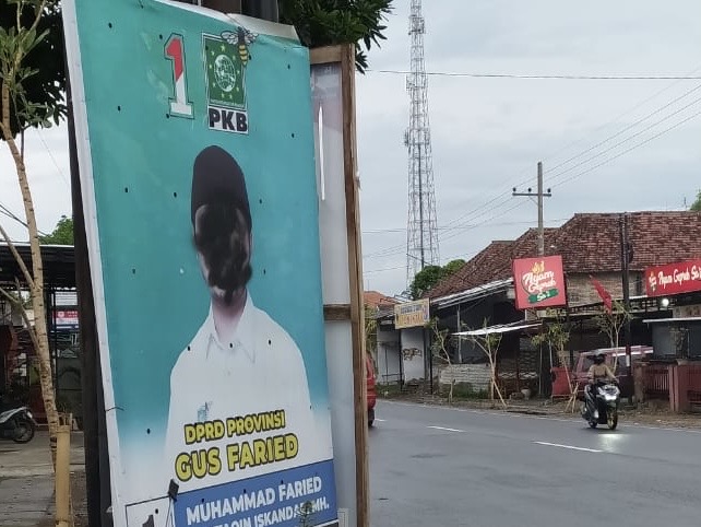 APK Gus Faried jadi Sasaran Vandalisme, Wajah Disemprot&nbsp;Cat