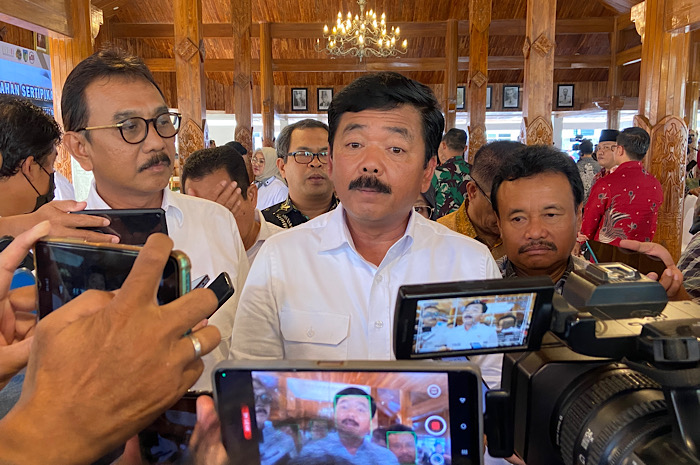 Menteri ATR/BPN Serahkan 200 Sertipikat Tanah Bekas HGU Perkebunan Kopi untuk Petani Lereng&nbsp;Kelud