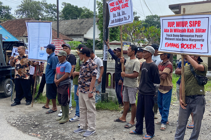 Warga Margourip Kediri Demo Tolak Truk Pasir, Jalan Rusak Hingga Memakan&nbsp;Korban