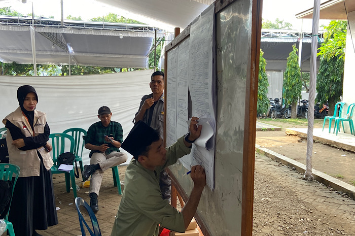 Persaingan Ketat AMIN dan Prabowo-Gibran di TPS Ponpes Lirboyo&nbsp;Kediri