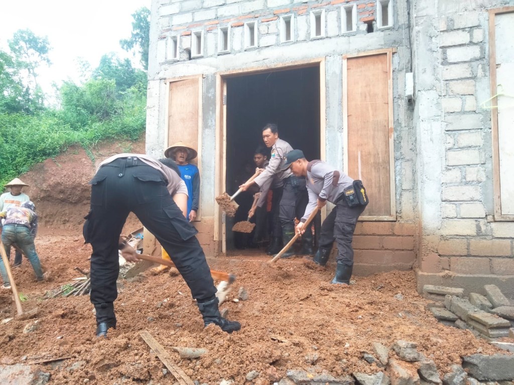 TNI-Polri dan BPBD Bersihkan Material Tanah Longsor yang Timpa Rumah Warga&nbsp;Semen