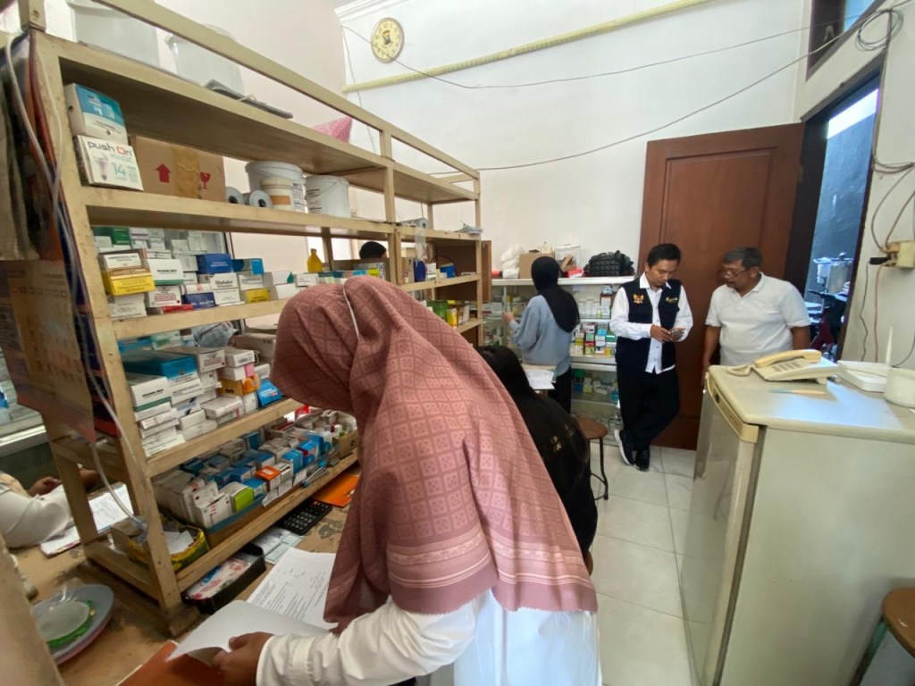 Pastikan Kepatuhan Apotek, DPMPTSP Kota Kediri Bersama Dinas Teknis Lakukan&nbsp;Pengawasan