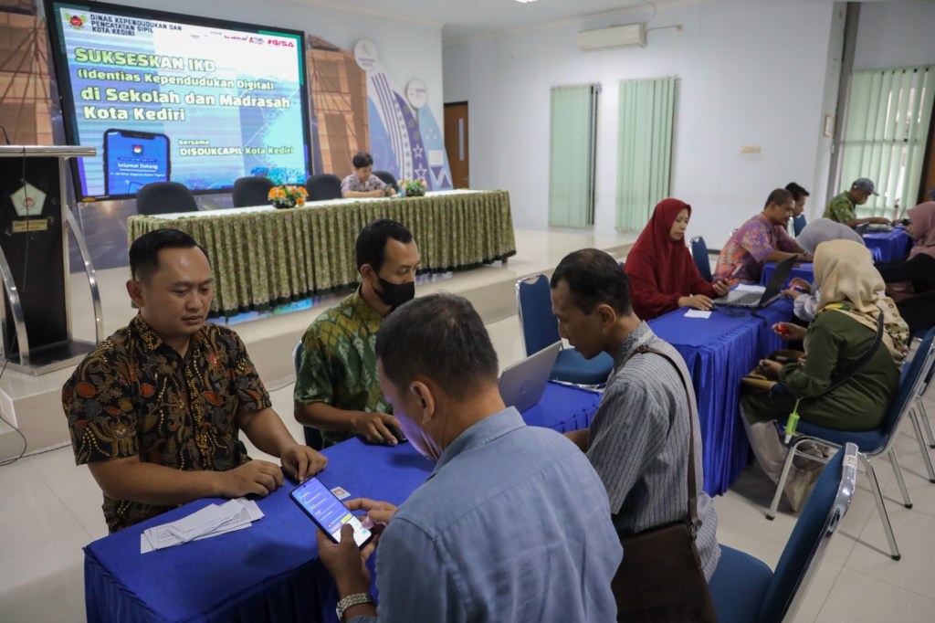 Jangkau Tenaga Pendidikan, Dispendukcapil Kota Kediri Lakukan Aktivasi&nbsp;IKD