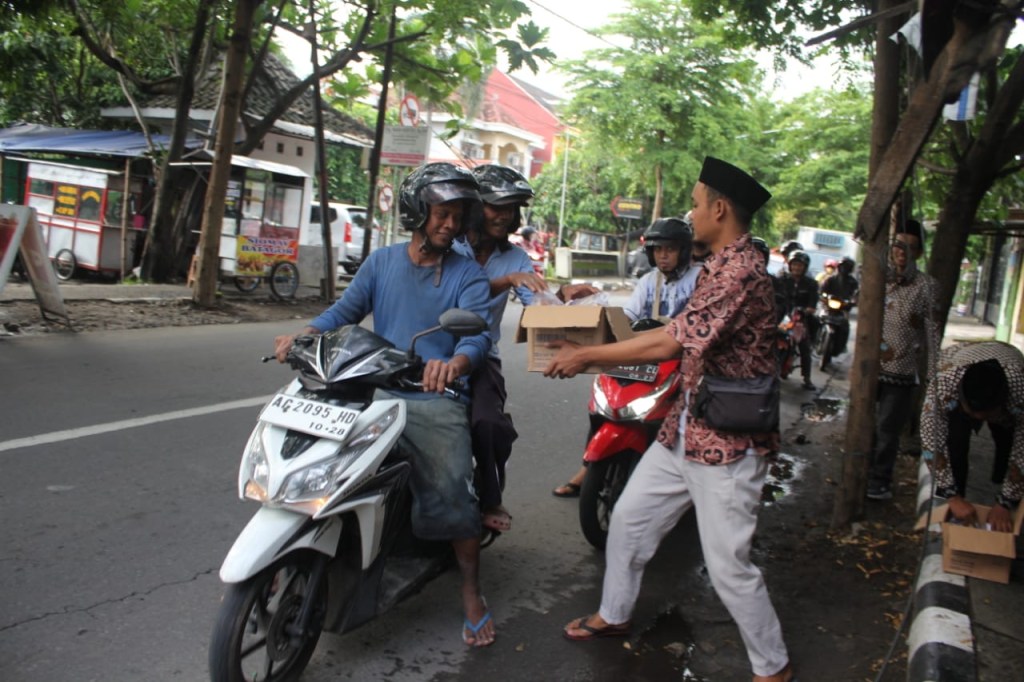 KNPI Kota Kediri Bersama OKP Bagi Takjil dan Santuni Anak&nbsp;Yatim