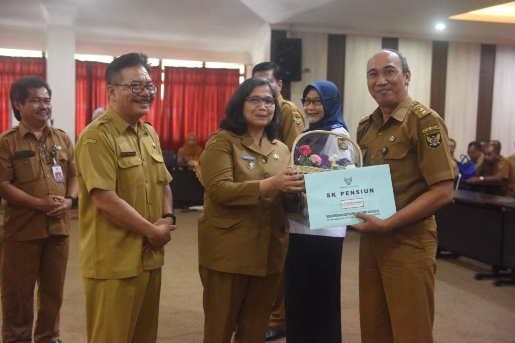 Pj Wali Kota Kediri Serahkan SK Pensiun Ke 50 PNS Kota&nbsp;Kediri