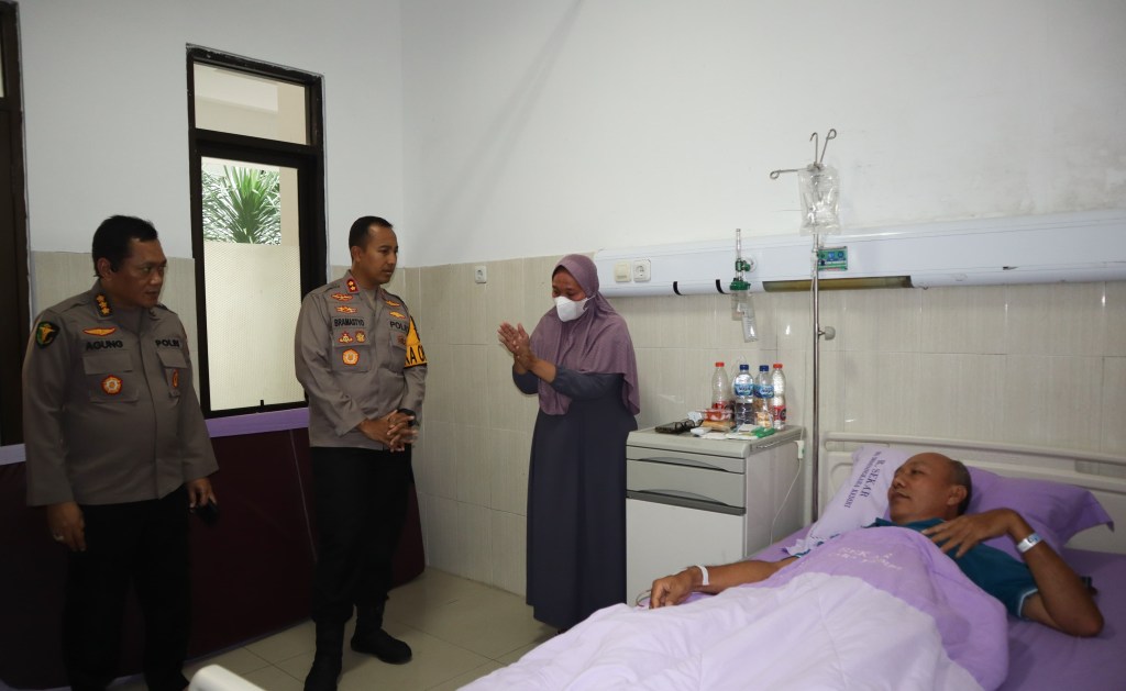 Jenguk Anggota yang Sakit, Kapolres Kediri Kota: Wujud&nbsp;Kepedulian