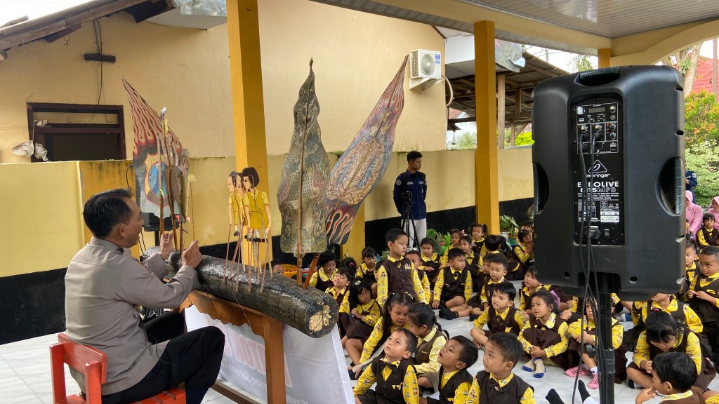 Polisi di Kediri Ajak Anak-anak Belajar Puasa Melalui Cerita Wayang&nbsp;Kardus