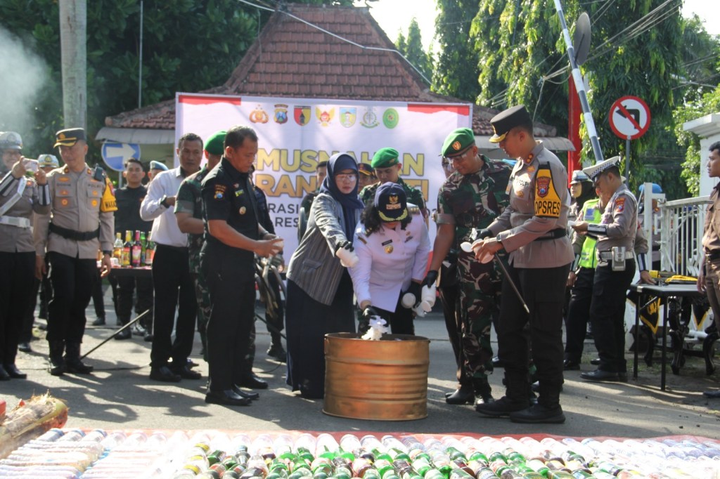 Polres Kediri Kota Musnahkan Puluhan Ribu Botol Miras dan&nbsp;Narkoba