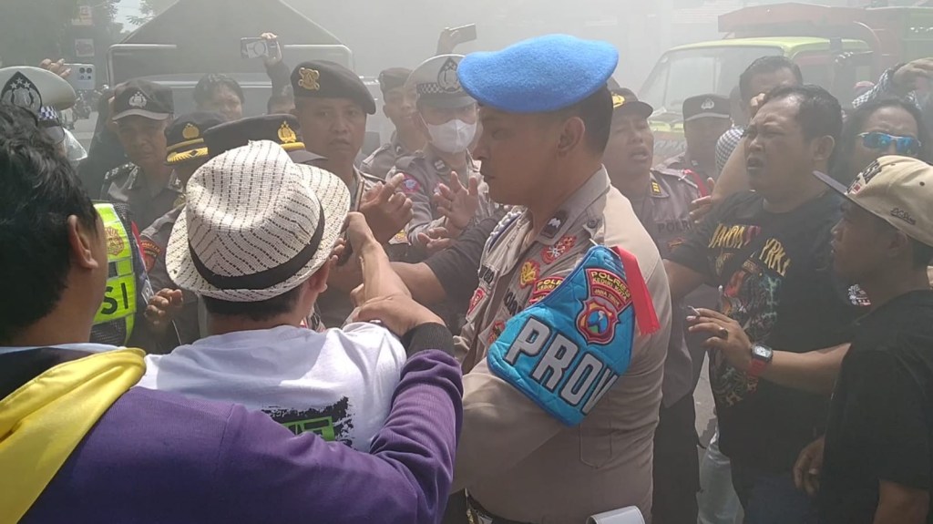 Demo Tuntut Pengusutan Dugaan Kasus Korupsi Jasmas DPRD Kota Kediri&nbsp;Ricuh