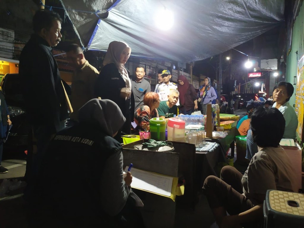 Antisipasi Getok Harga saat Lebaran, Pemkot Kediri Minta PKL Jalan Dhoho Tulis&nbsp;Harga