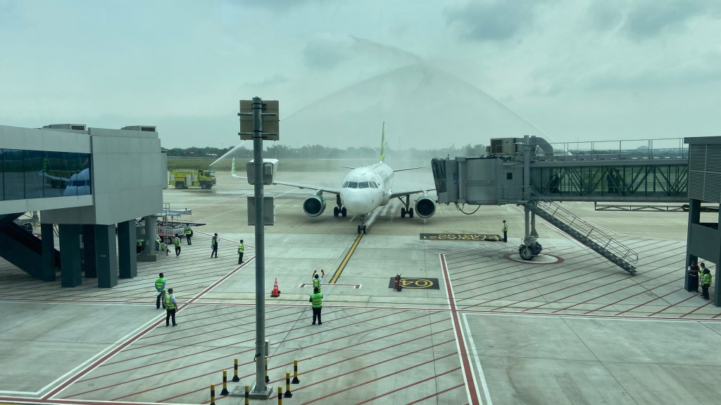 Water Salute Sambut Pendaratan Pertama di Bandara Dhoho&nbsp;Kediri