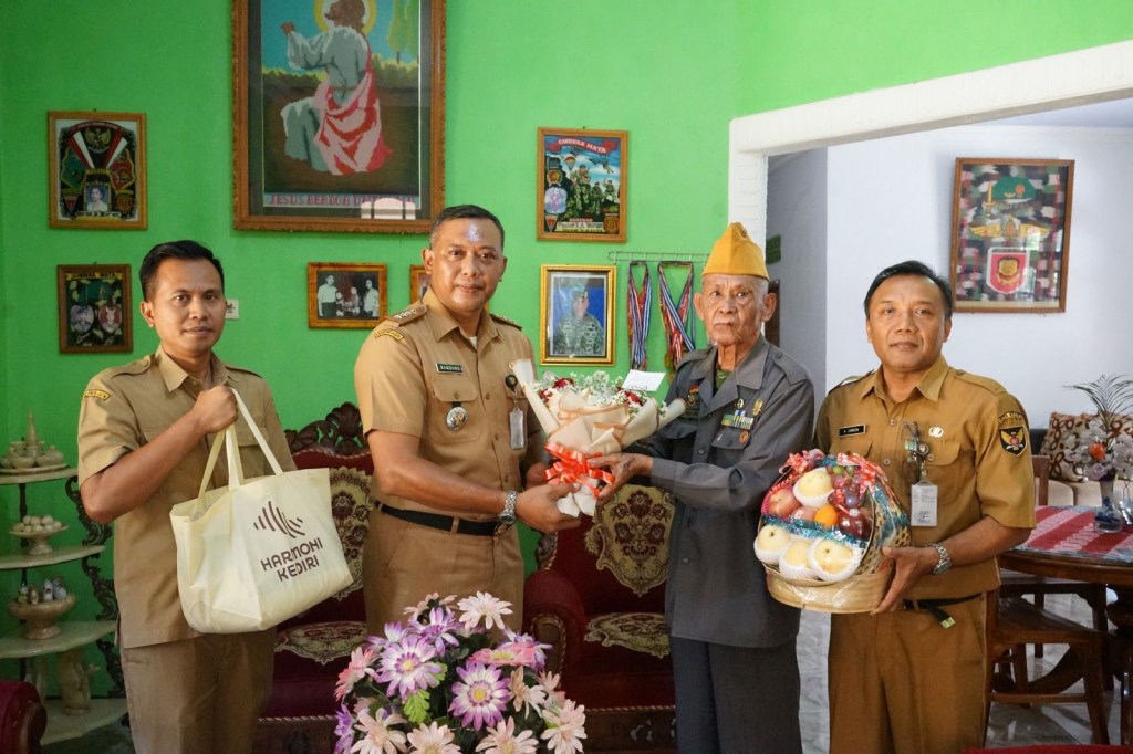Hari Kebangkitan Nasional, Pj Wali Kota Kediri Kirimkan Bunga dan Sembako untuk&nbsp;Perintis