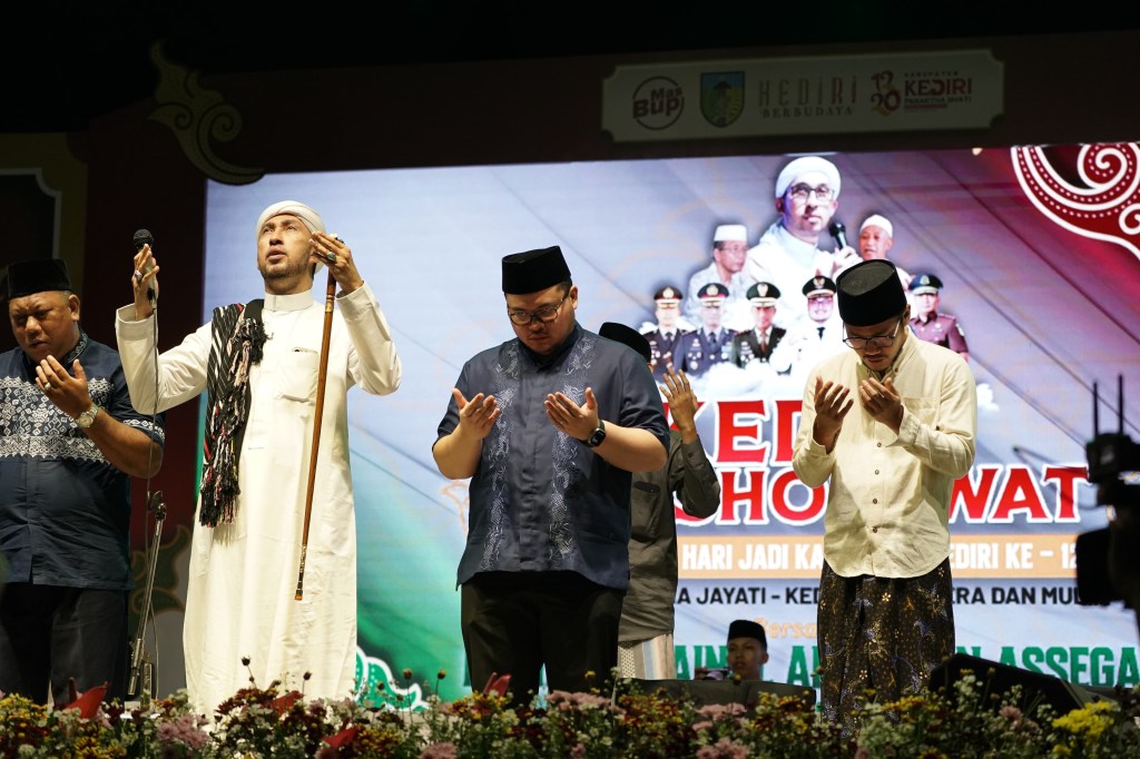 Mas Dhito Sholawatan Bareng Zahir Mania, Habib Bidin: Semoga Kediri Semakin&nbsp;Baik