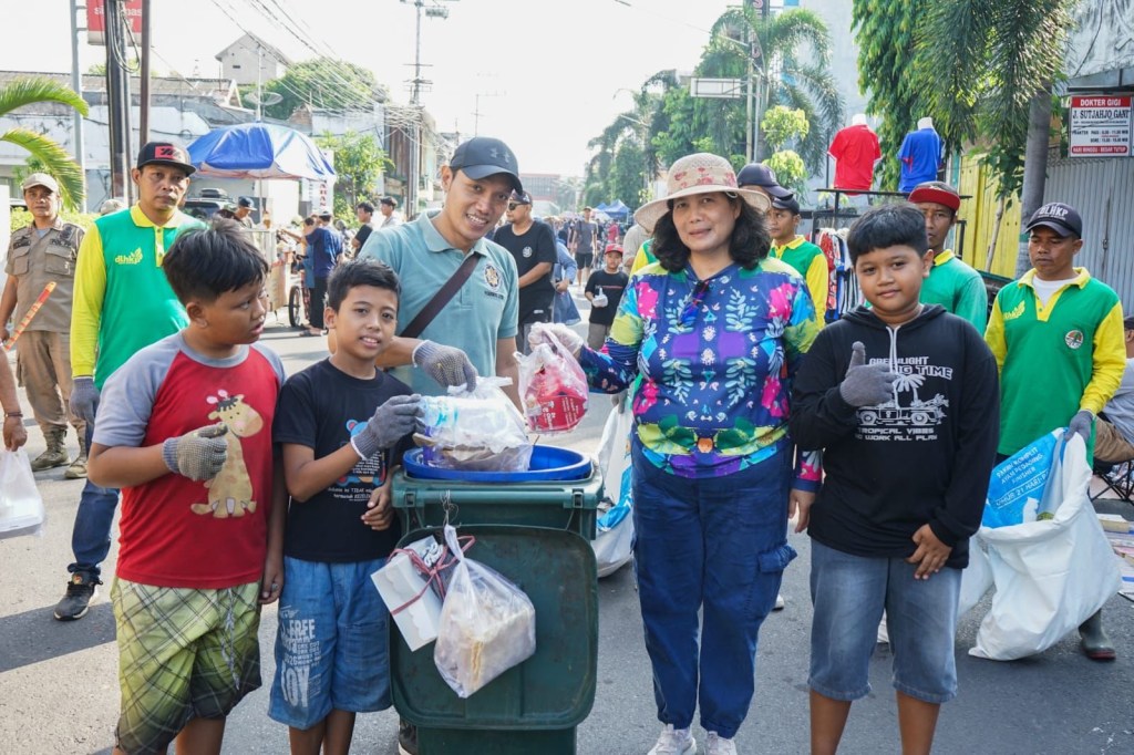 Pj Wali Kota Kediri Sosialisasikan Pembatasan Sampah Plastik di Jalan&nbsp;Dhoho