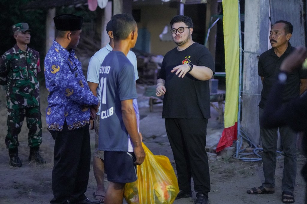 Menginap di Rumah Warga, Mas Dhito Janjikan Akan Benahi Lapangan Bola&nbsp;Voli