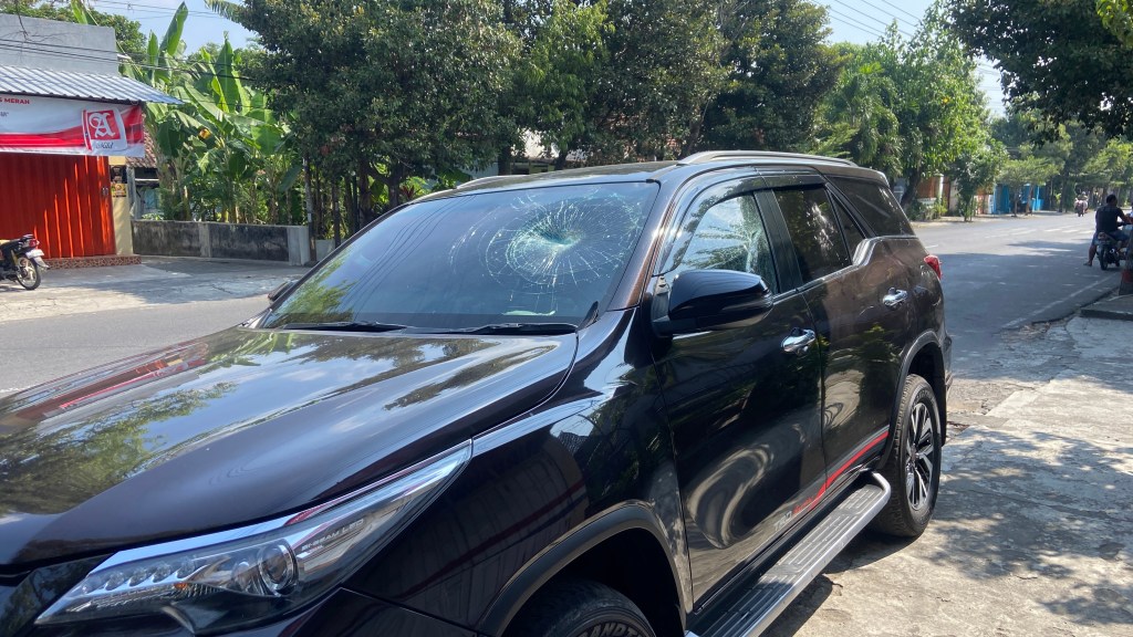 Suami di Kediri Hajar Istri dan Selingkuhannya asal Mojo, Kaca Mobil&nbsp;Dipecah