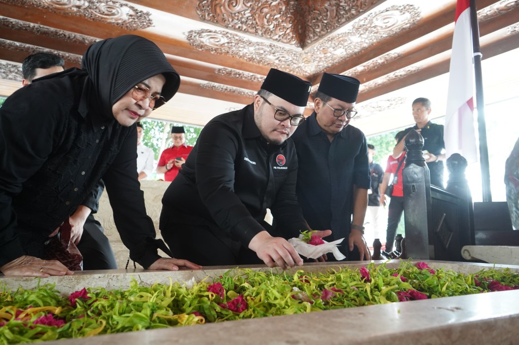Ziarah ke Makam Bung Karno, Mas Dhito: Kita Teruskan Api Perjuangan&nbsp;Beliau