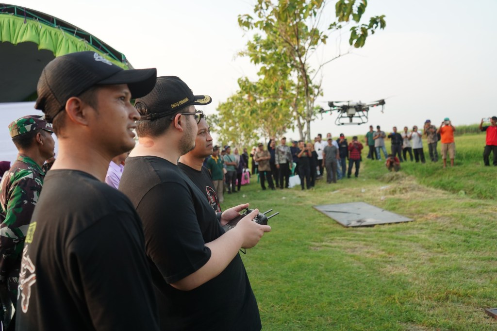 Tarik Minat Milenial, Mas Dhito Beri Bantuan 5 Drone&nbsp;Pertanian