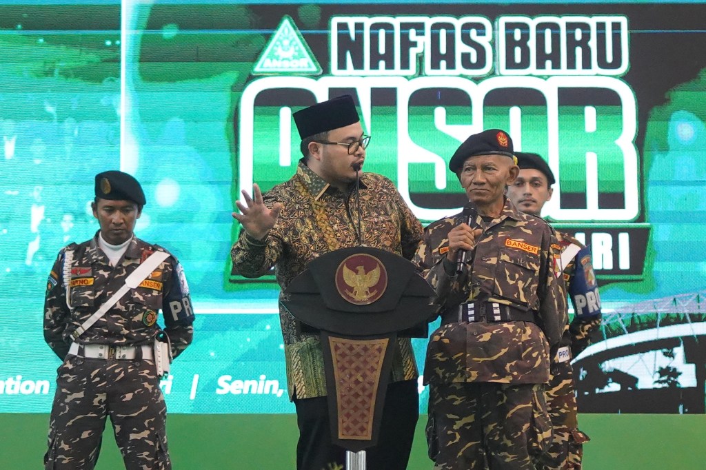 Mas Dhito Beri Bantuan Anggota Banser Tertua di Pelantikan GP&nbsp;Ansor
