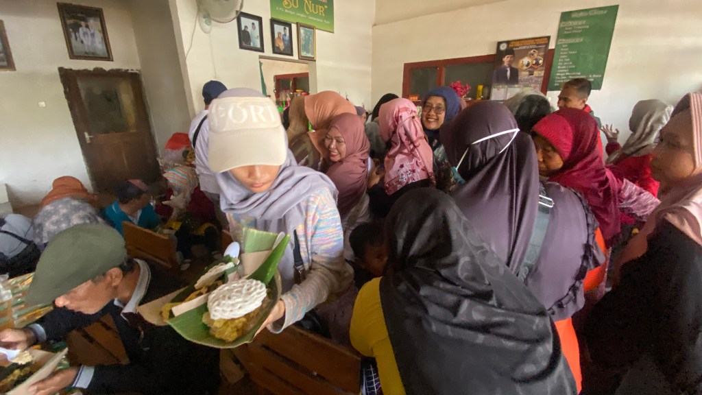Peresmian Jembatan Jongbiru Kediri, Mas Dhito Traktir Warga Nasi Pecel&nbsp;Tumpang