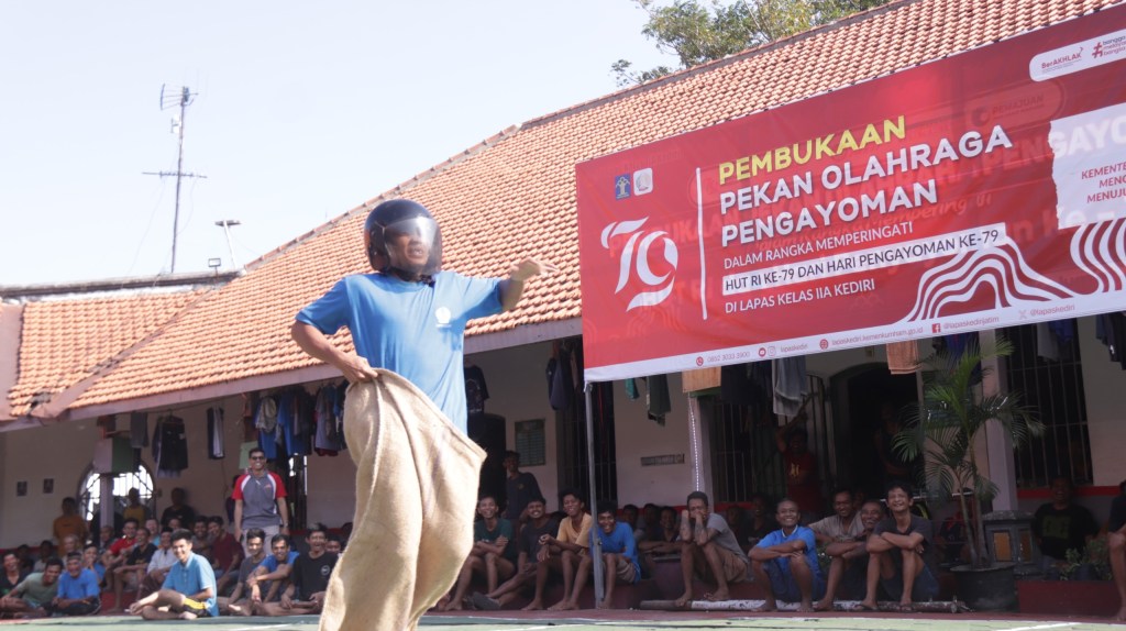 Keseruan Lomba Balap Karung, Lapas Kediri Peringati Hari Pengayoman&nbsp;Ke-79