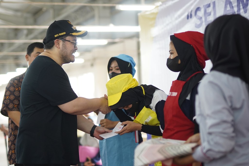 Salurkan BLT DBHCHT, Mas Dhito Disambut Antusiasme Ribuan Buruh Pabrik SKT&nbsp;Pare