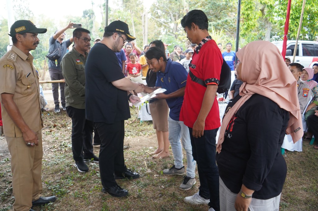 Mas Dhito Serahkan Sertifikat Elektronik Bagi Warga&nbsp;Kampungbaru