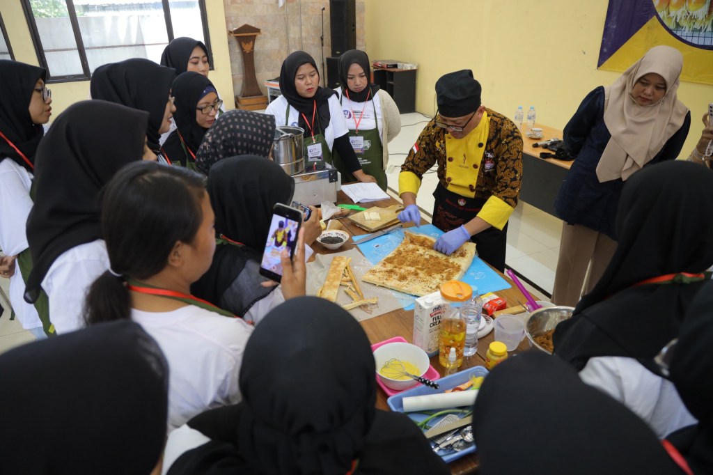 Belajar Langsung dari Chef Profesional, Warga Kota Kediri Ikuti Pelatihan Bakery&nbsp;Gratis