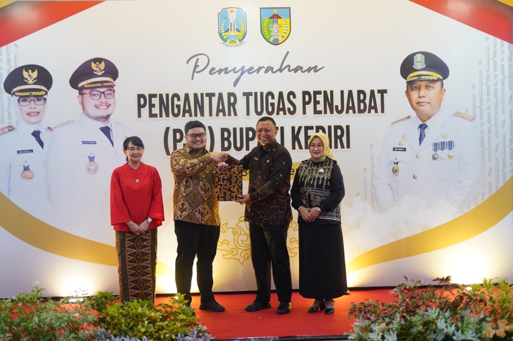 Masuk Masa Kampanye, Mas Dhito: Izinkan Kami Berdua&nbsp;Cuti