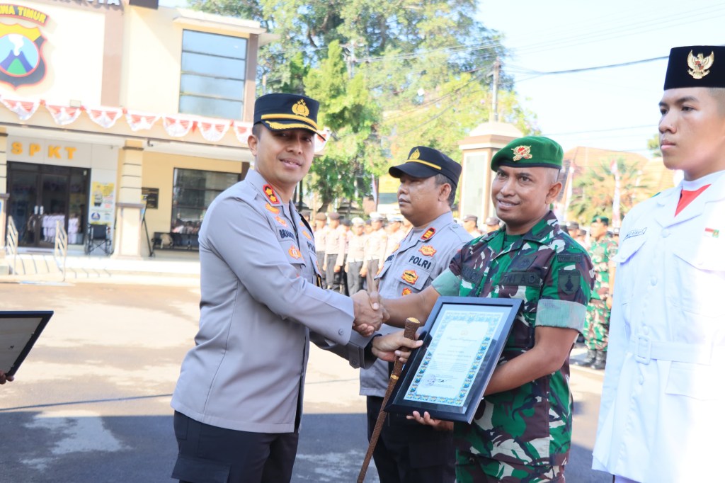 Kapolres Kediri Kota Beri Penghargaan Kepada Personel Berprestasi, Paskibraka dan&nbsp;Tomas
