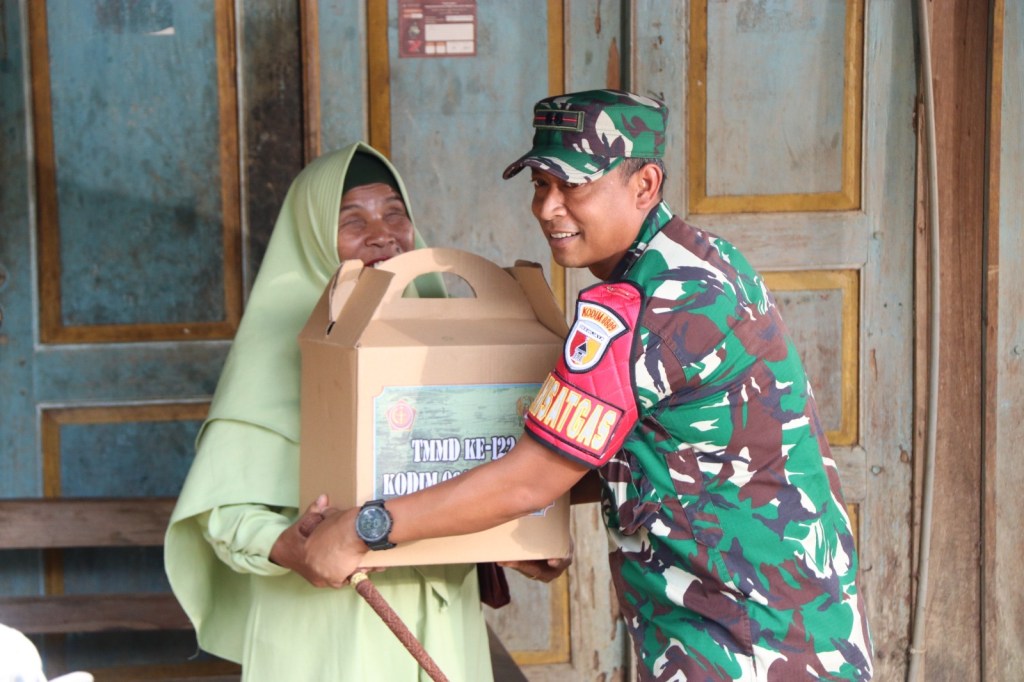 Peduli Disabilitas di Kediri, Dansatgas TMMD ke-122 Beri Bantuan&nbsp;Sembako