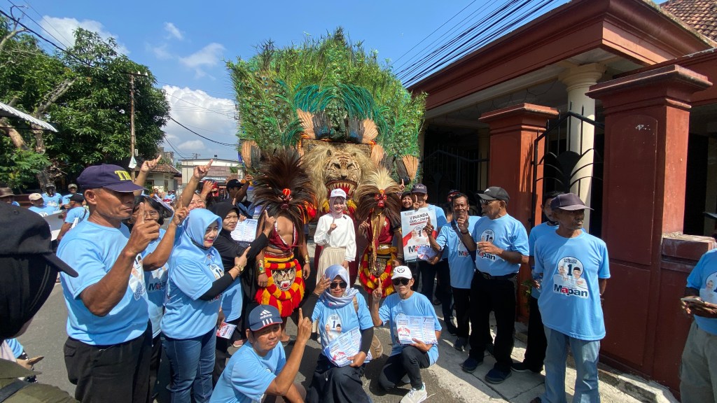 Diiringi Reog dan Jathilan, Mbak Vinanda Door to Door Sapa Warga&nbsp;Ketami