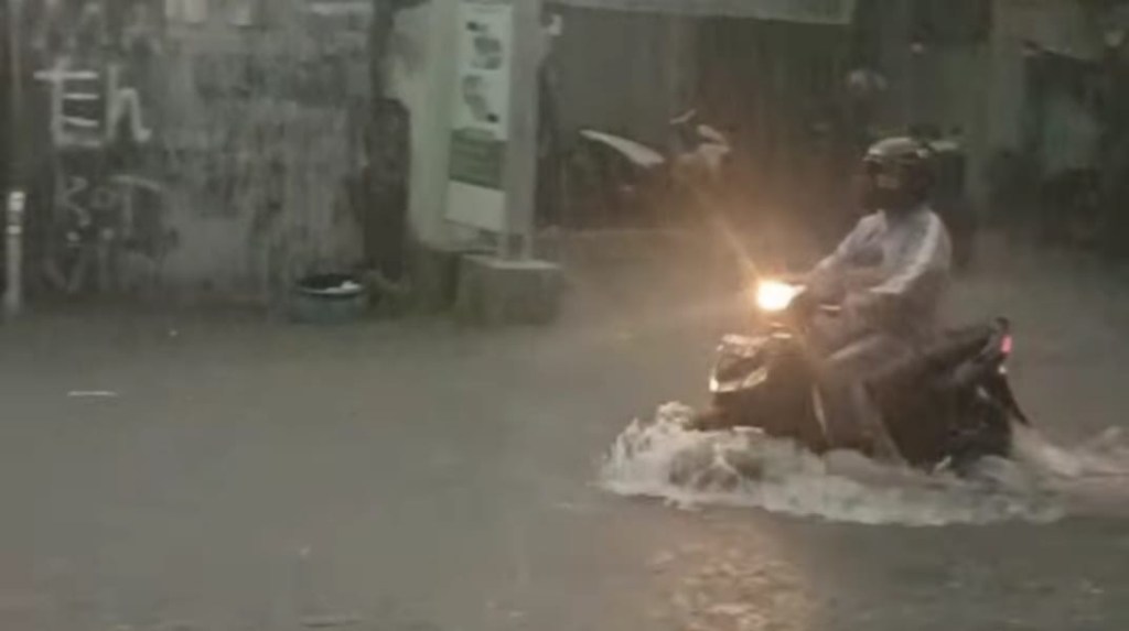 2 Jam Diguyur Hujan, Kota Kediri Terendam&nbsp;Banjir