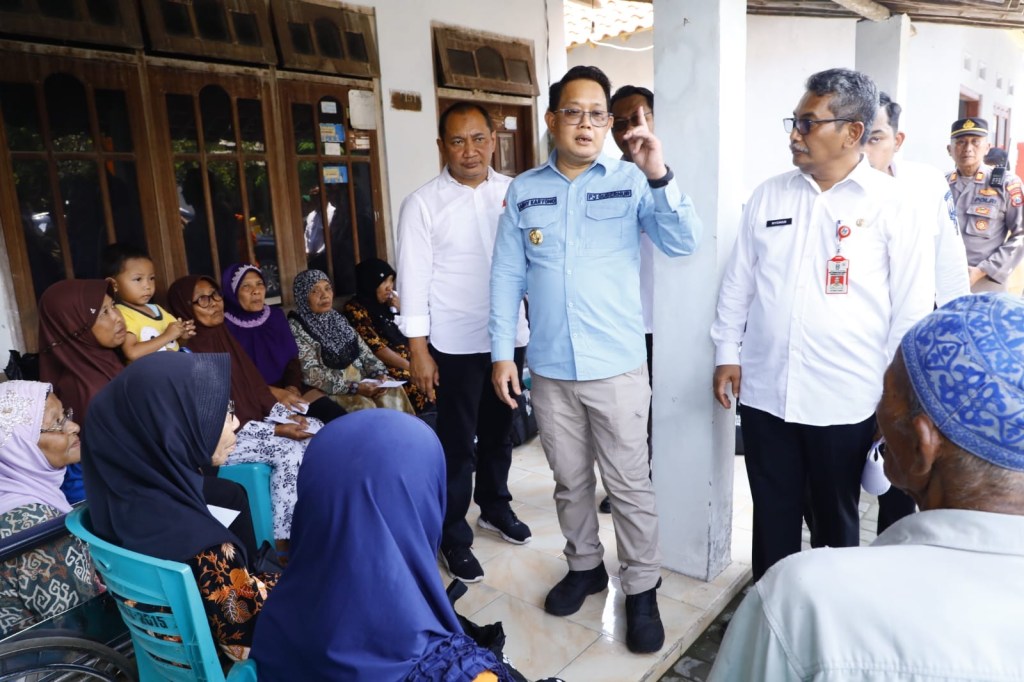 Pj Gubernur Adhy Serahkan Program Perbaikan Rutilahu Warga Tak Mampu di&nbsp;Kediri