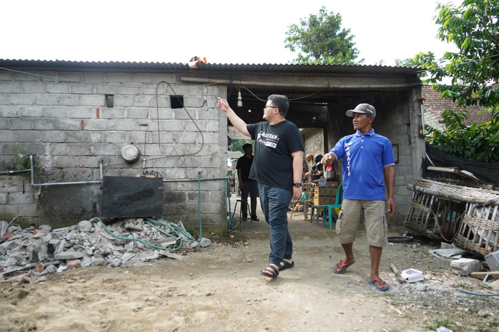 Tinjau Rumah Terdampak Angin Puting Beliung, Mas Dhito Bakal Carikan Pekerjaan bagi Keluarga&nbsp;Korban