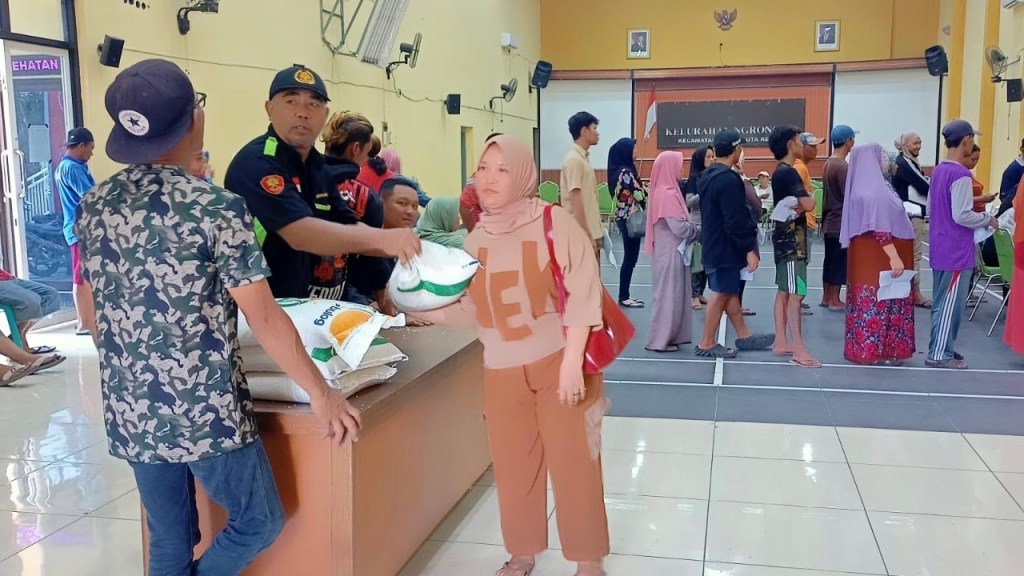 Bulog Salurkan Bantuan Pangan Tahap III di Kediri dan&nbsp;Nganjuk
