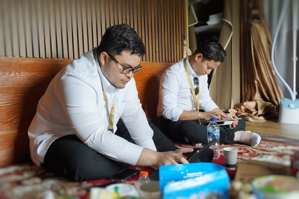 Nikmati Retret, Mas Dhito Manfaatkan Waktu Istirahat untuk Kerjakan&nbsp;Tugas