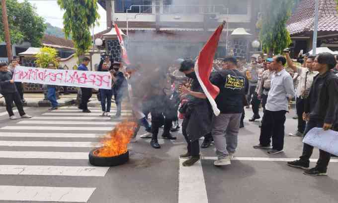 Aliansi mahasiswa Trenggalek datangi kantor&nbsp;DPRD