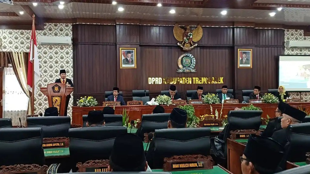 Bupati Trenggalek periode 2025-2030 Mohamad Nur Arifin,menyampaikan pidato perdananya di rapat paripurna&nbsp;DPRD