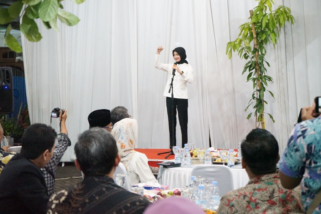 Buka Bersama Masyarakat, Mbak Vinanda Libatkan UMKM Kota Kediri Pesan 10.000 Nasi Bungkus Daun&nbsp;Pisang