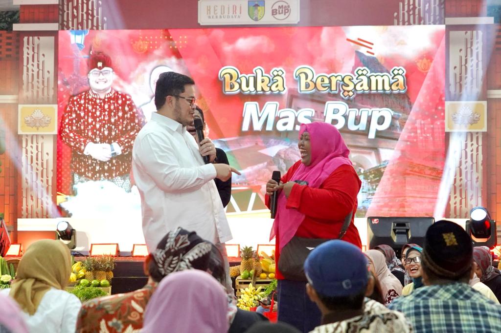 Utamakan Kepentingan Orang Banyak, Mas Dhito Beri Bantuan Ibu Tukang Pijat&nbsp;Ini