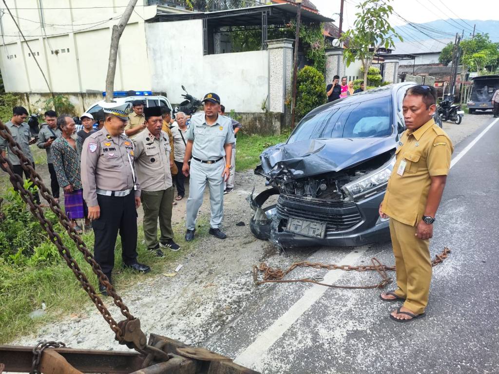 Kecelakaan lalu lintas di jalan raya Trenggalek-Tulungagung,melibatkan mobil dinas dan sepeda motor 2 orang di kabarkan&nbsp;meninggal